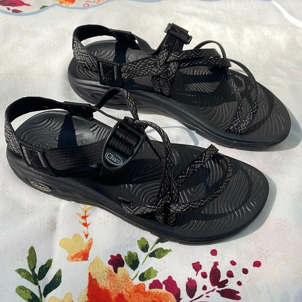 Chaco Women’s Size 8 black pattern double strap sandals